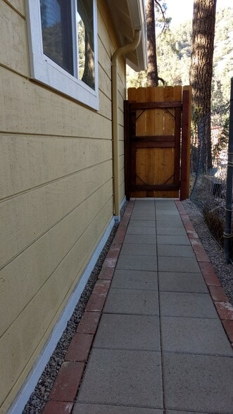 Side entry w/ lock - 1357 Ross St