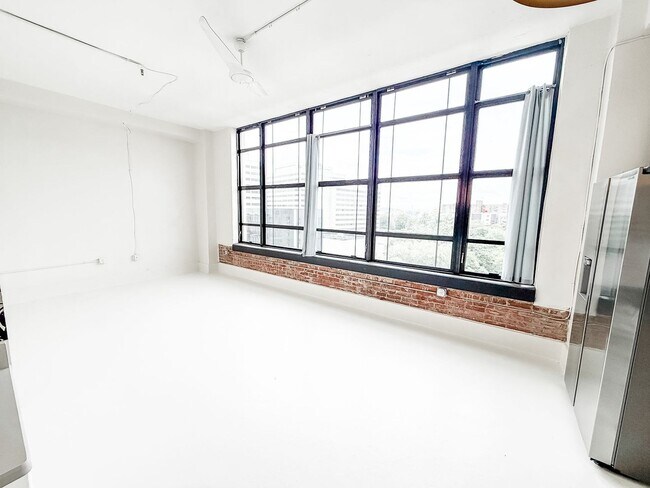 Building Photo - AVAILABLE AUGUST 21st!!!!! Gorgeous 2 bedroom 1 bath Condo on Gay Street in downtown Knoxville!!!