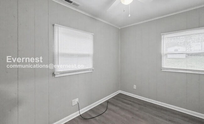 Building Photo - 2 Bed, 1 Bath Home with Fenced Yard / Available Now!