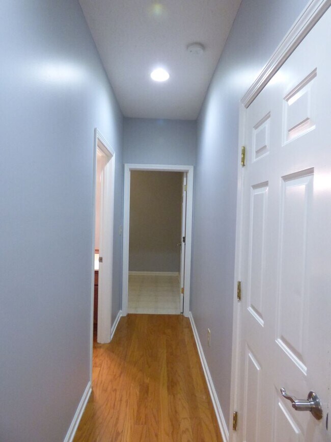 Building Photo - Lovely, Spacious 4 BR House! Vaulted Ceili...