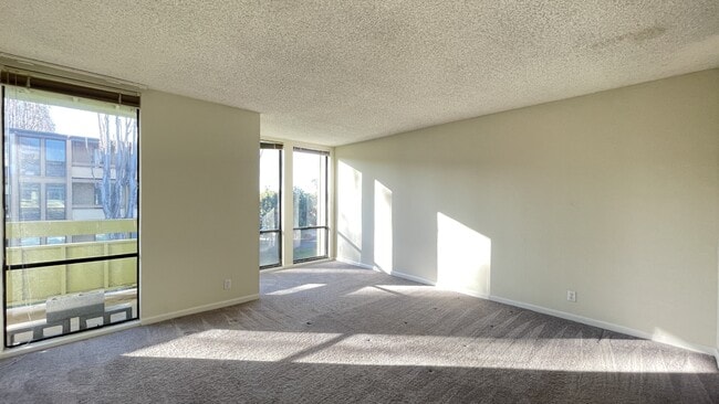 Building Photo - 1081 Beach Park Blvd