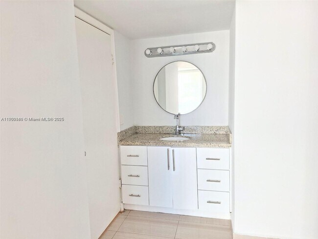 Building Photo - 2011 Bay Dr