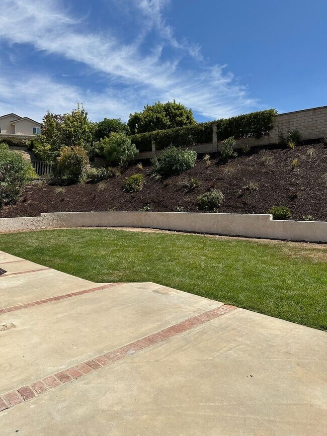Building Photo - MOVE-IN READY 4+3 w/upgrades, great floorp...