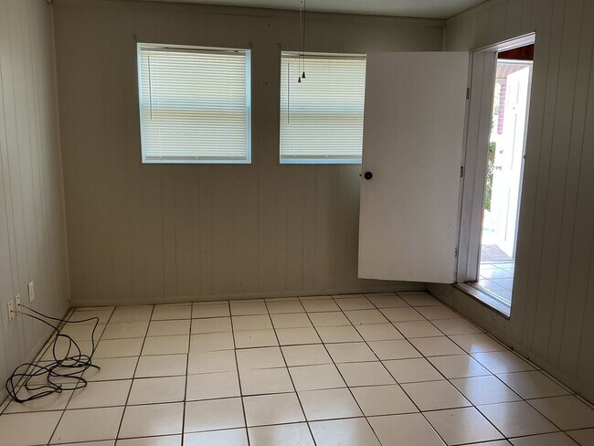 Building Photo - 3 Bed / 2 Bath Home in North Lakeland – Spacious Yard & Great Location