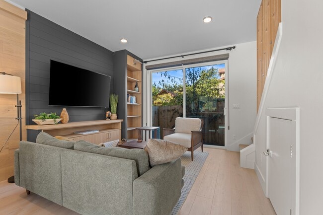 Primary Photo - 5175 SE 28th Ave