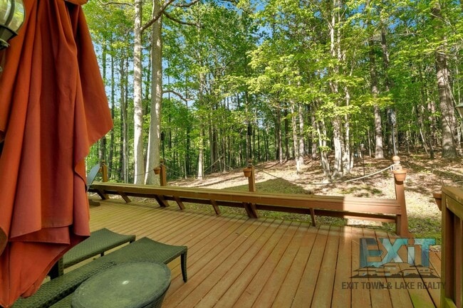 Building Photo - 4 Bedroom, 2 Bath Home Available on Kerr Lake with Private Dock