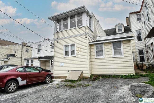 Building Photo - 459 Linden St