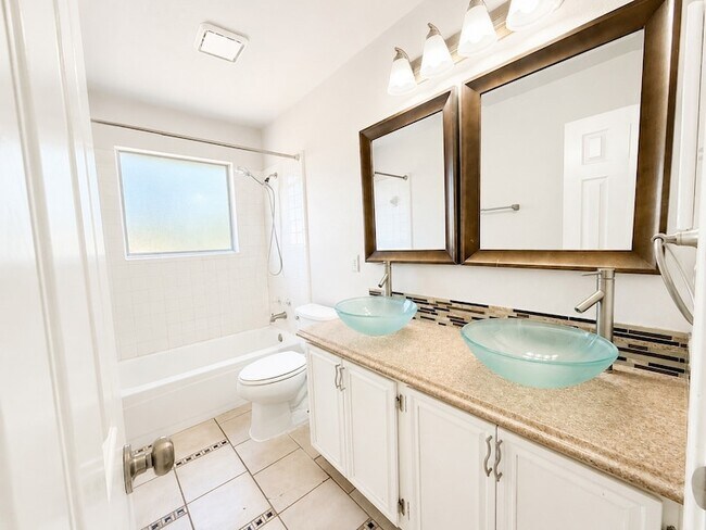 Building Photo - 709 Ridgemont Dr