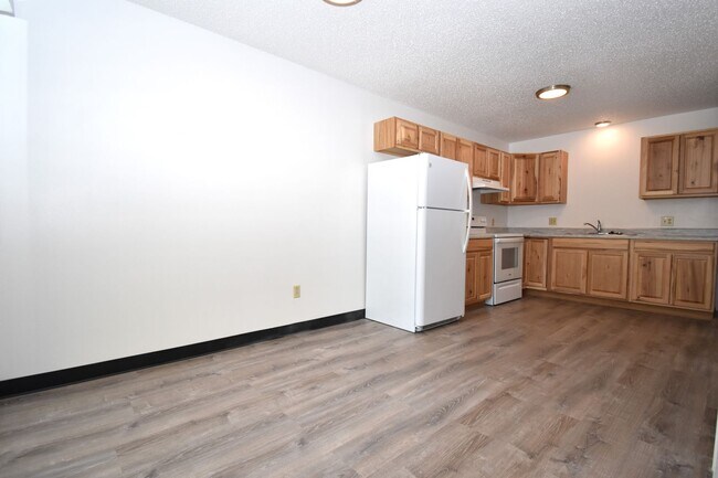 Building Photo - Spacious and charming! Conveniently located top floor 2 bedroom apartment.