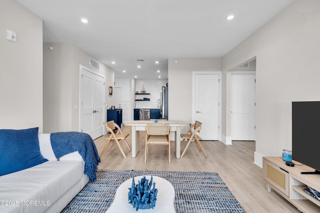 Building Photo - 218 3rd Ave