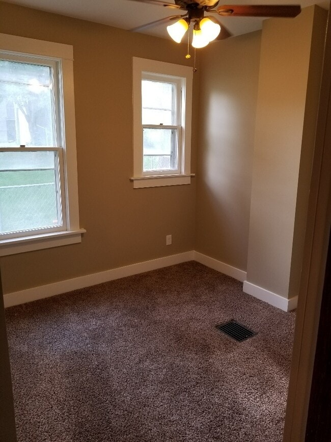 Building Photo - 2 Bed/1 Bath