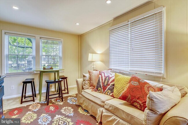 Building Photo - 1048 Dalebrook Dr