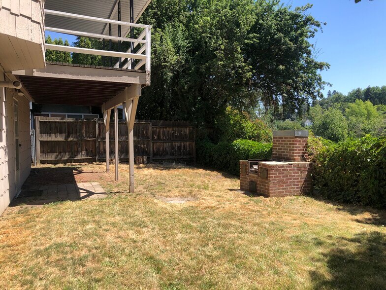 Building Photo - 460 SW State St