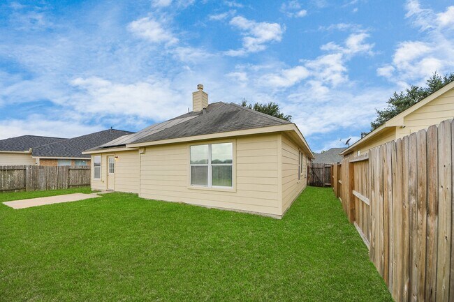 Building Photo - 527 Little River Ct