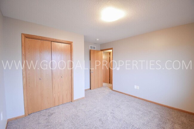 Building Photo - Great 3 Bedroom, 2.5 Bathroom Home in Ankeny