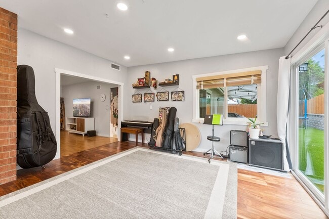 Building Photo - SPACIOUS 4 BEDROOM/2 BATHROOM HOME FOR REN...