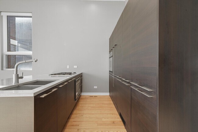 Building Photo - 1541 N Bosworth Ave