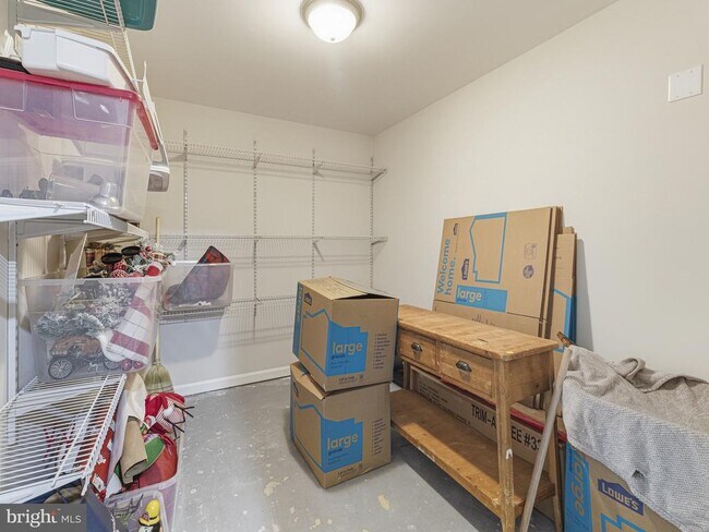 Building Photo - 45370 Barefoot Dr