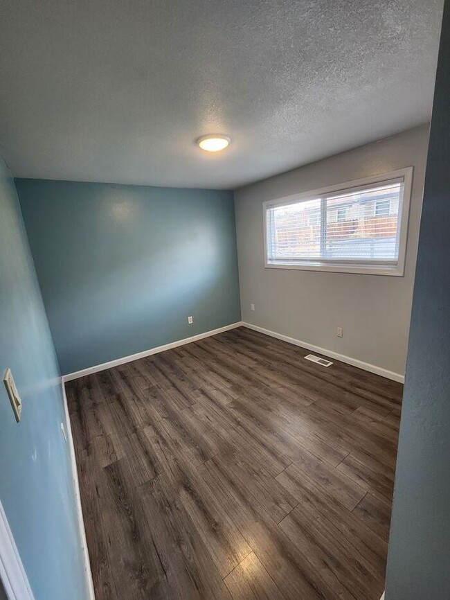 Building Photo - Welcome to this modern 3 bedroom, 2 bathro...