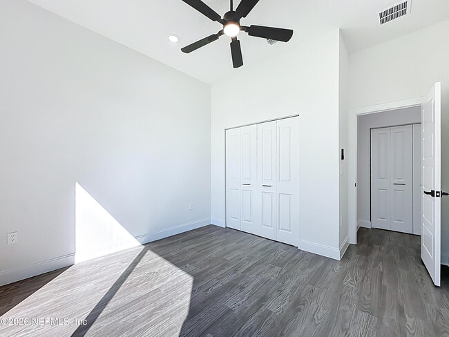 Building Photo - 2121 Broadwater Dr