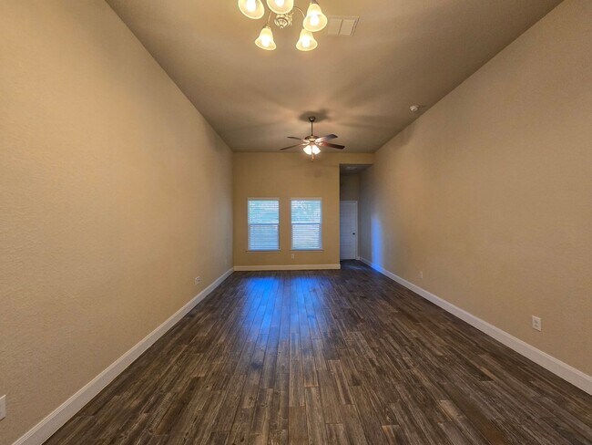 Building Photo - Walk to Historic Gruene! Fridge Included /...