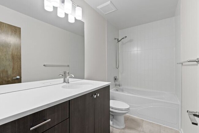 Building Photo - Trendy West Seattle Townhome w/Air Conditi...