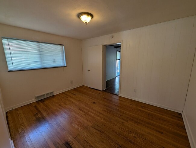 Building Photo - Kenwood Charmer - Section 8 Friendly