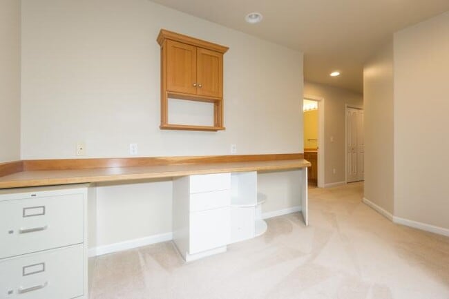 Building Photo - 4 bedroom in Kirkland WA 98033