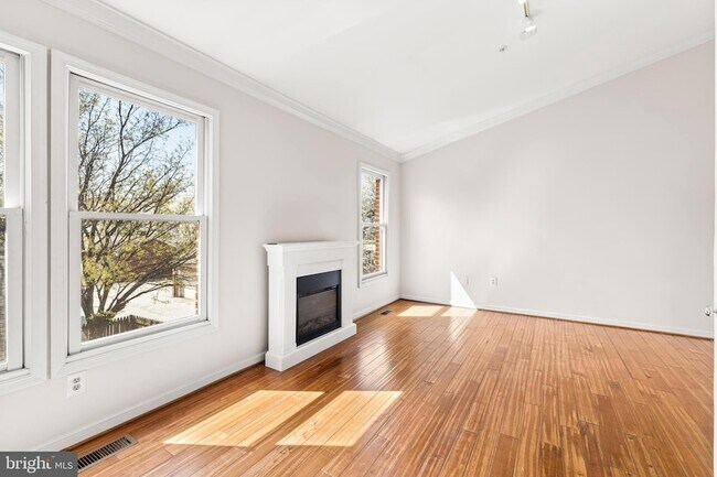 Building Photo - 211 W Hill St