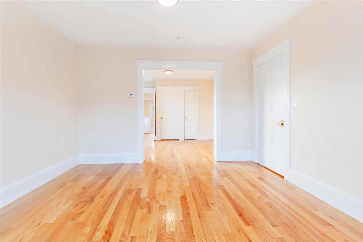 Building Photo - 52 Roslyn St