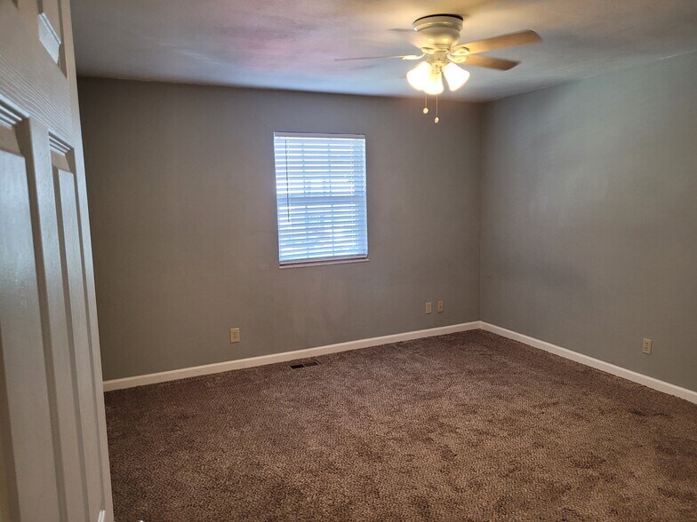 Building Photo - 8 Peartree Ln
