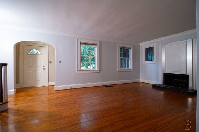 Building Photo - Prime location & Space!