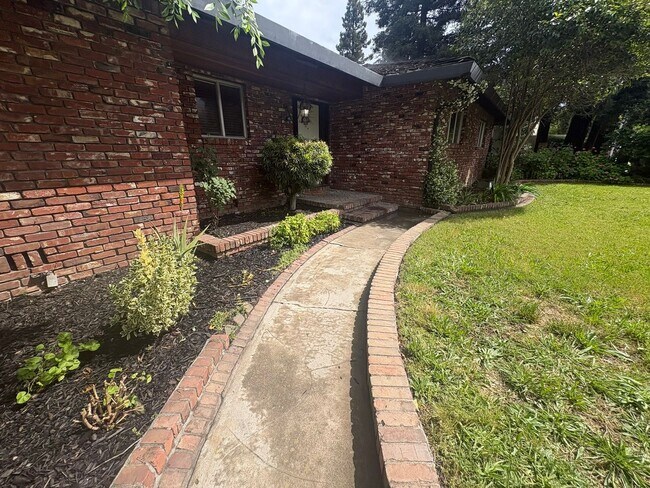 Building Photo - IMMEDIATE MOVE IN! Charming Vintage Sacramento 3 Bed / 1.5 Bath Home with Large Private Yard