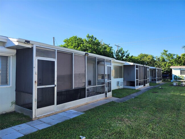 Building Photo - 2213 Lincoln St