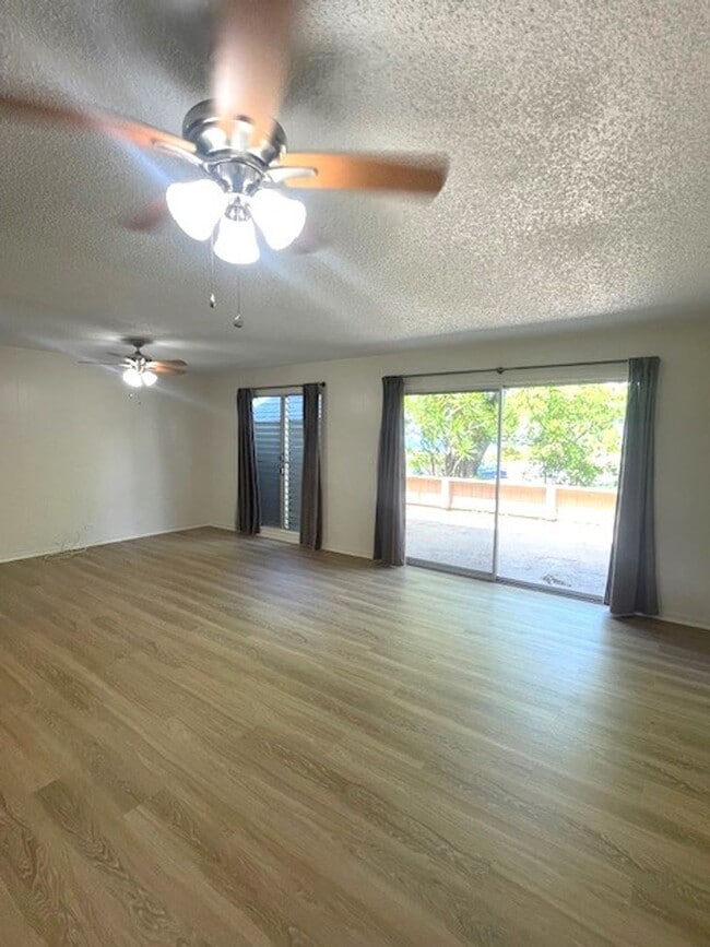 Building Photo - 4 bed/ 2 bath Townhome in Makakilo, Utilit...