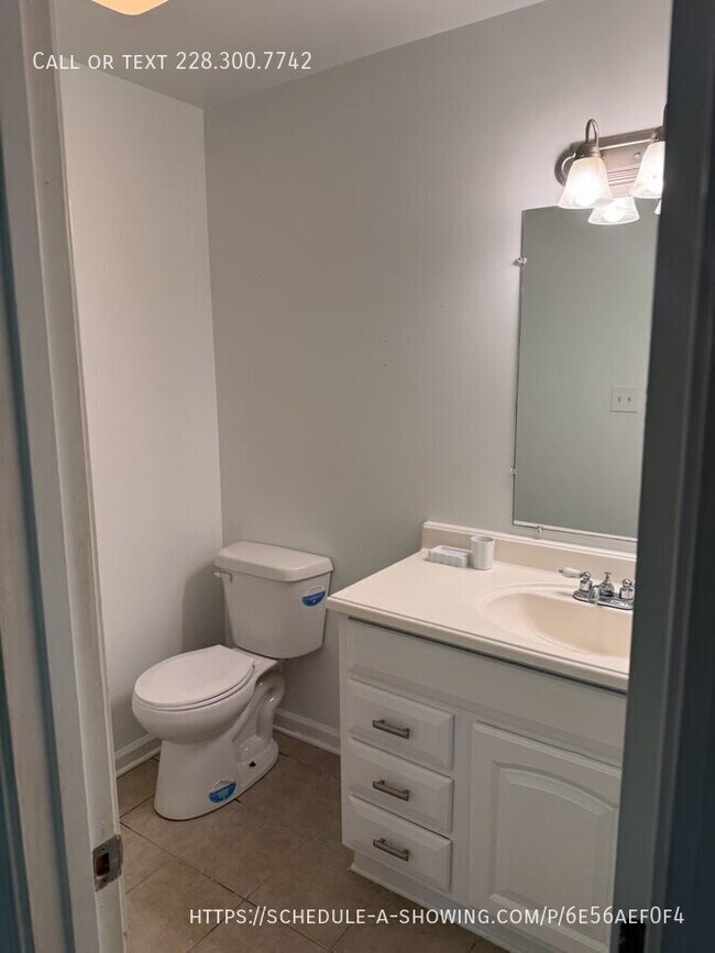 Building Photo - 124 30th 1/2 St-B