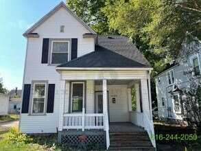 Building Photo - 3 Bedroom Eastown Home! AVAILABLE NOW!