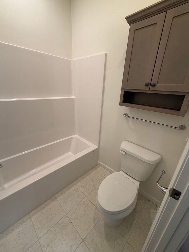 Building Photo - 3 Bedroom | 2 Bathroom | 1 Car Garage | Springfield MO!