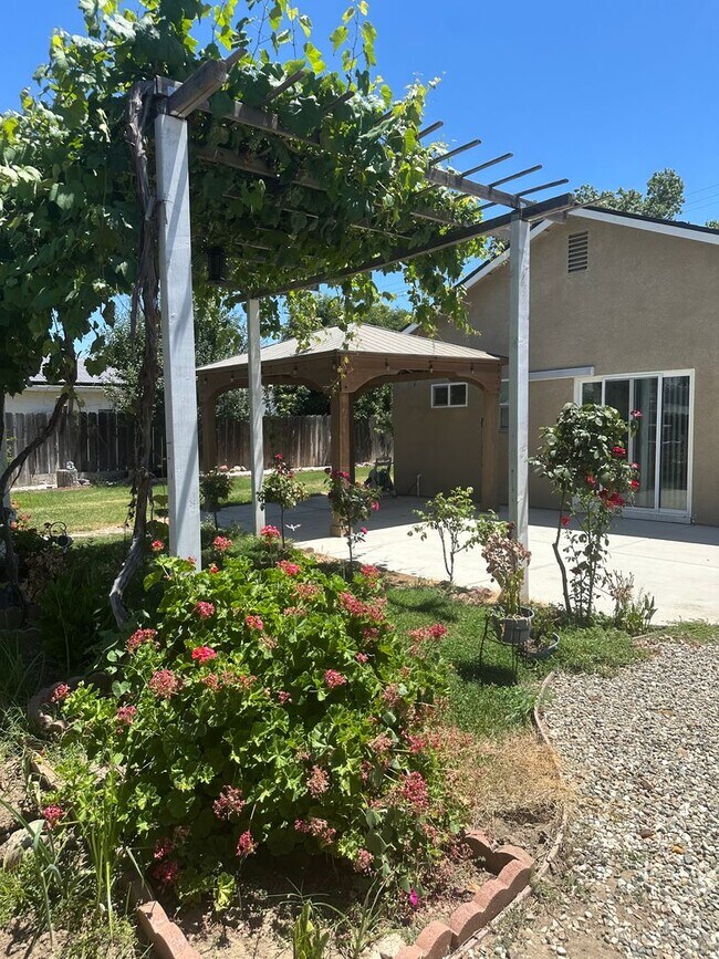 Building Photo - 909 E Olive Ave