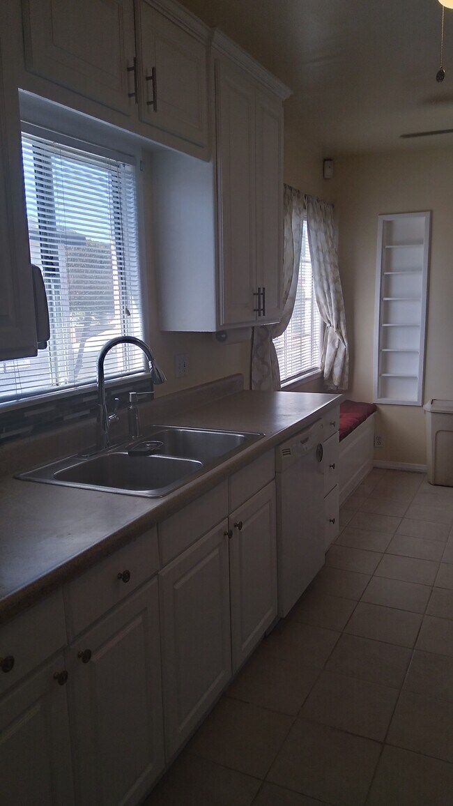 Building Photo - 2724 W Caldwell St