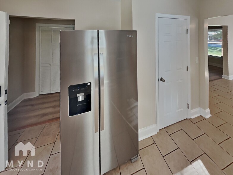 Building Photo - 2632 Shamrock Dr