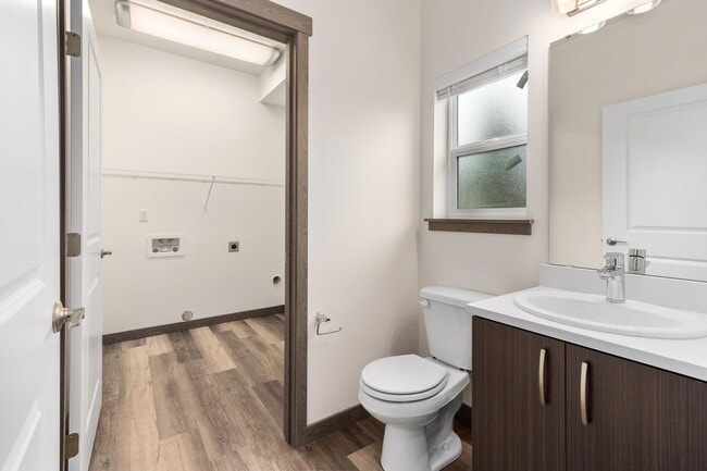 Building Photo - Beautiful Spacious Two Bedroom Townhouse i...