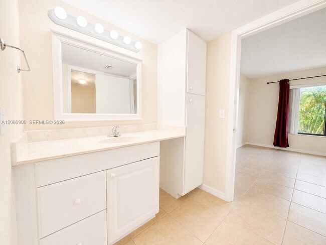 Building Photo - 6585 Somerset Dr
