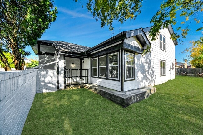 Building Photo - 2911 Meadowgrass Ln