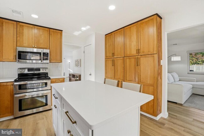 Building Photo - 1527 Hiddenbrook Dr