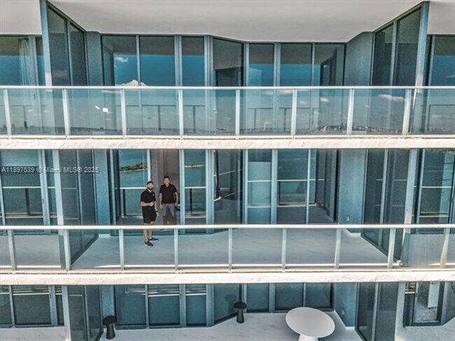 Building Photo - 700 NE 24th St