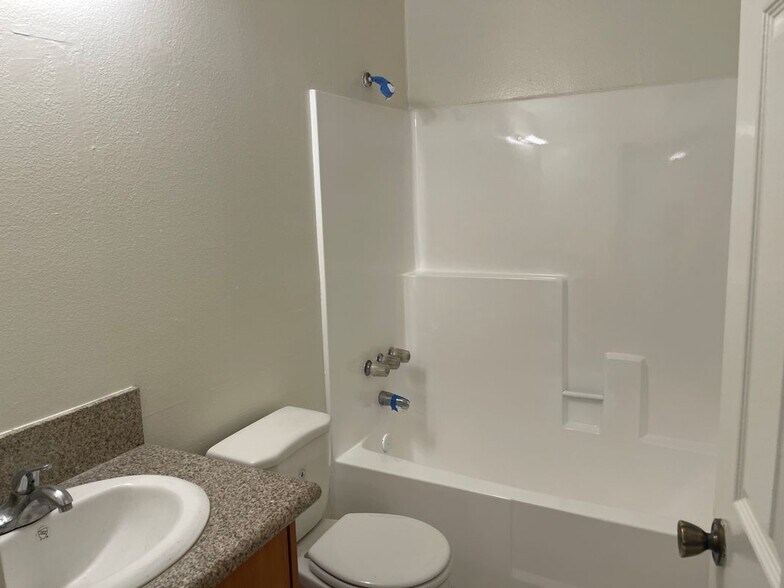 Building Photo - 434 E Tujunga Ave