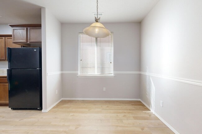 Building Photo - Beautifully maintained 3 bedroom 2.5 bath home