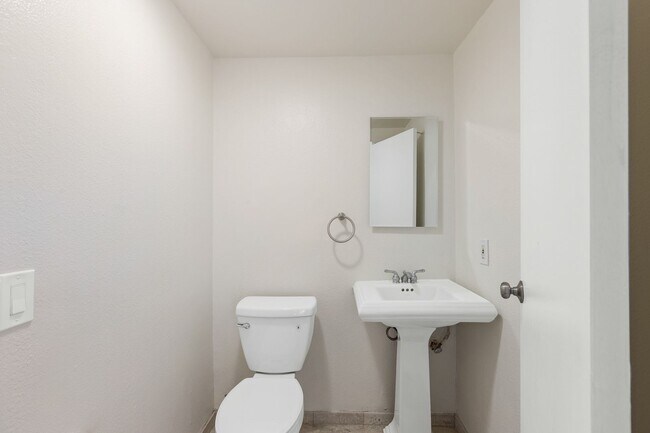 Building Photo - Gorgeous 4-Bedroom Pool Home South of the ...