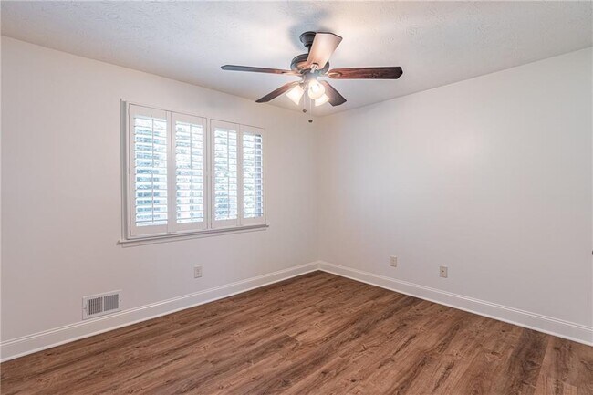 Building Photo - 9630 Pine Thicket Way